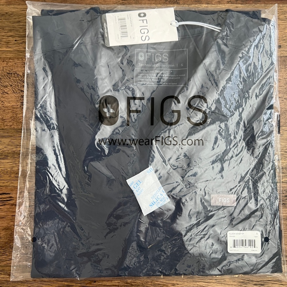 BNWT FIGS NIGHT SKY COLOR MEN LEON THREE POCKET SCRUB SMALL SIZE LIMITED EDITION